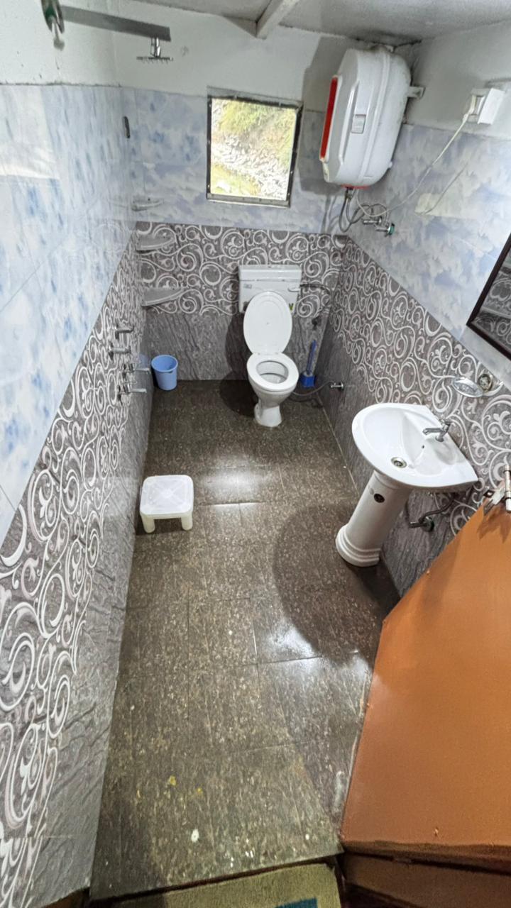 Bathroom at Zenden Stays Jibhi