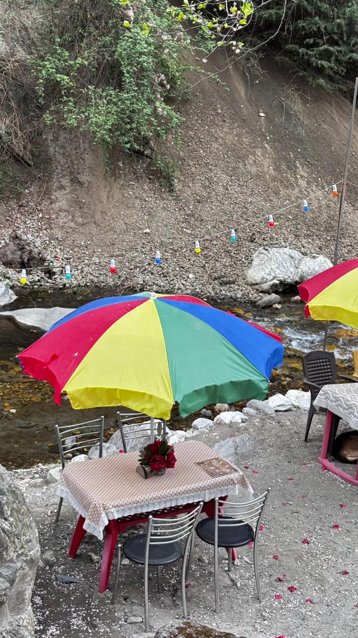 Riverside outdoor seating at Zenden Stays Jibhi