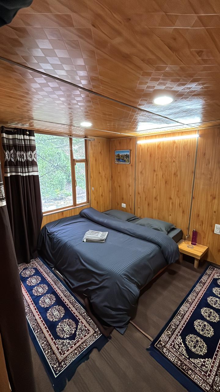 Bedroom at Zenden Stays Jibhi