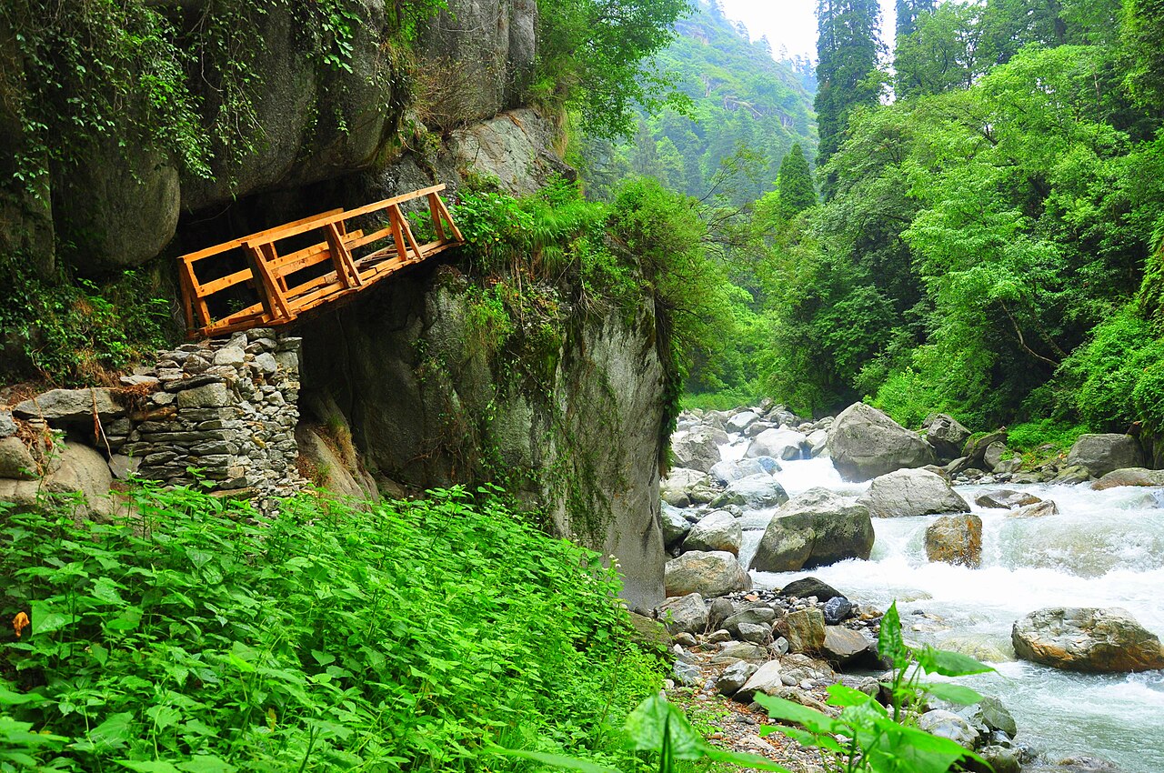 A rustic trekking bridge on the Rolla trail in GHNP