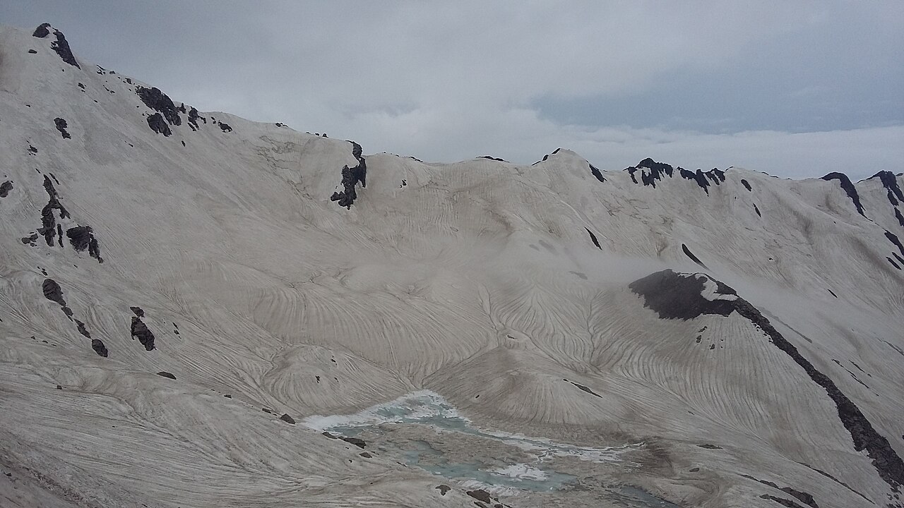 Nain Sarowar lake on the high-altitude Shrikhand Mahadev trail